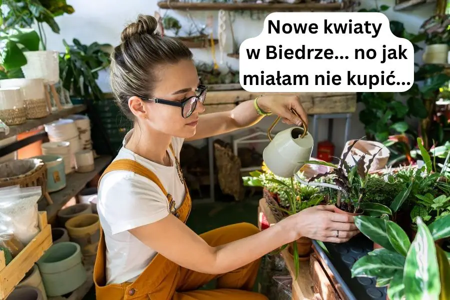 Kobieta otoczona roślinami doniczkowymi myśli: "Nowe kwiaty w Biedrze... no jak miałam nie kupić..."