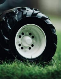 Traktorki do trawy w dużym ogrodzie