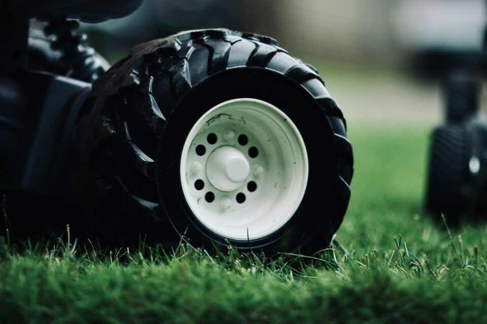 Traktorki do trawy w dużym ogrodzie